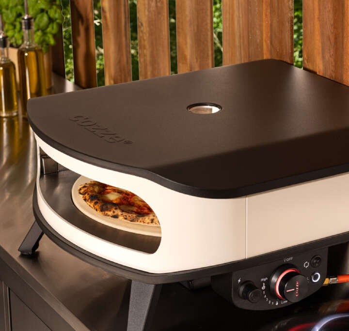 cozze pizzaofen mit knuspriger pizza am backen 1200x1140